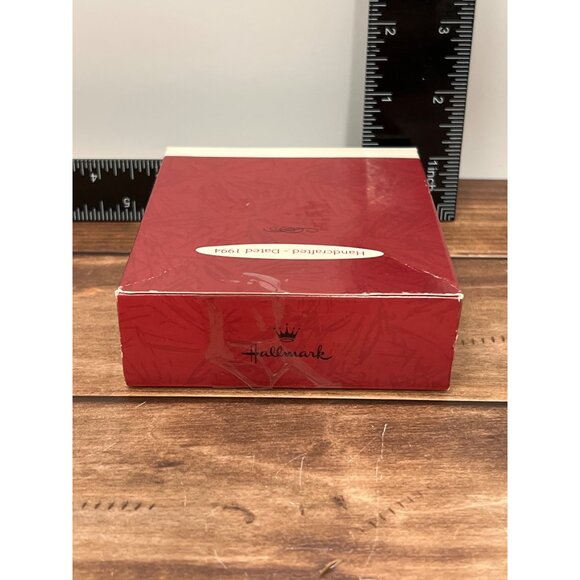 HTF 1994 HALLMARK KEEPSAKE ORNAMENT QX557-6 OUR FAMILY PHOTO HOLDER WREATH - Picture 3 of 6